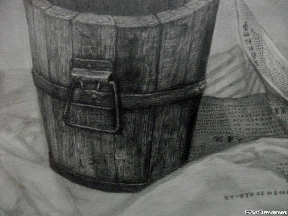 写生中的一张静物素描,废弃报纸上的木桶,创作中